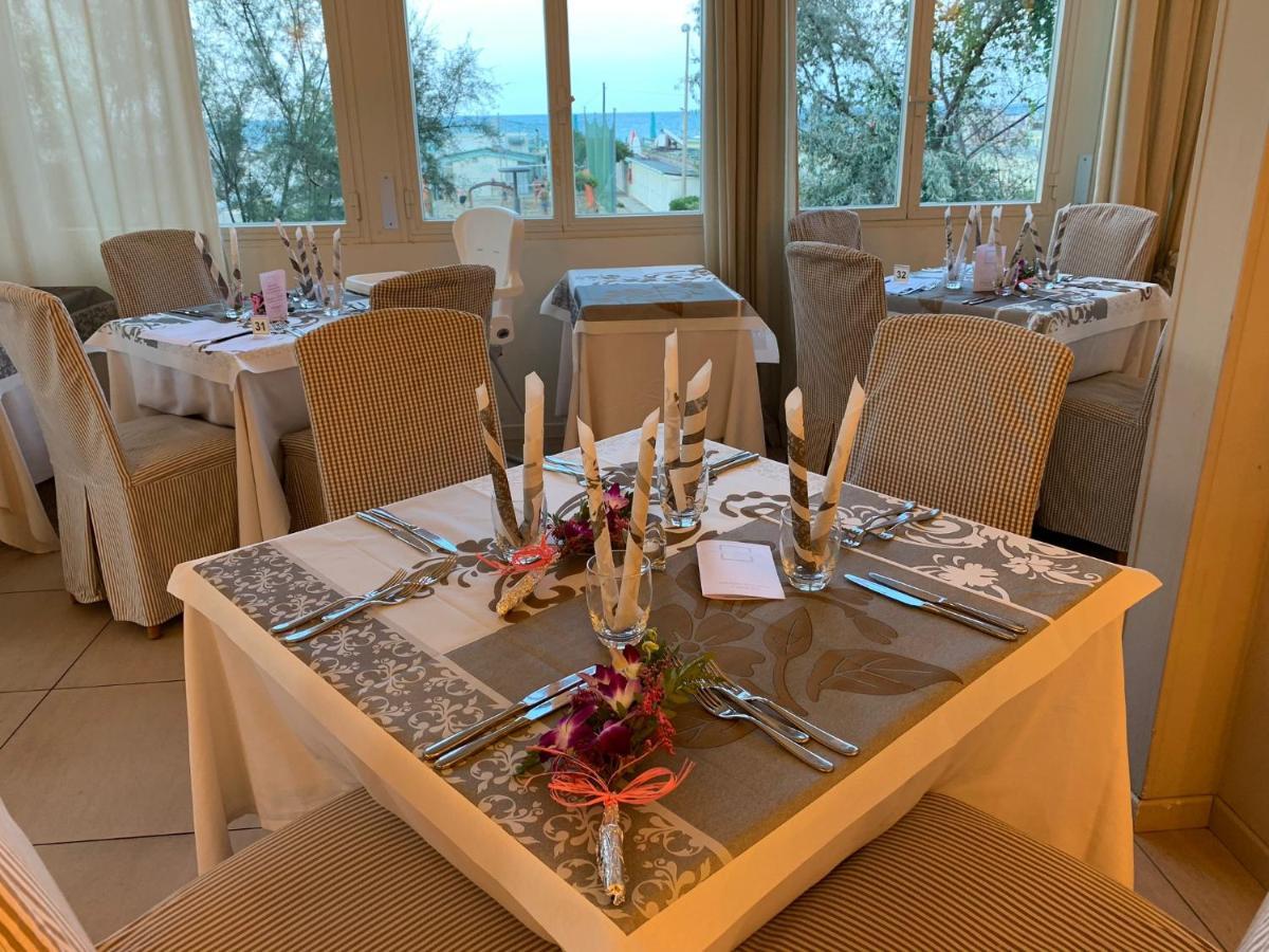 Hotel Viamare Milano Marittima Buitenkant foto